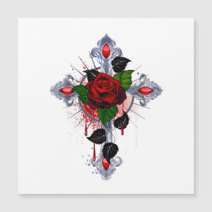 Croix d'argent avec une rose rouge