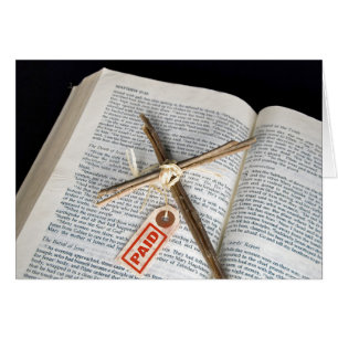 Croix de Pâques et étiquette de prix sur la Bible