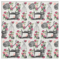 Cru cousant le tissu rose de roses