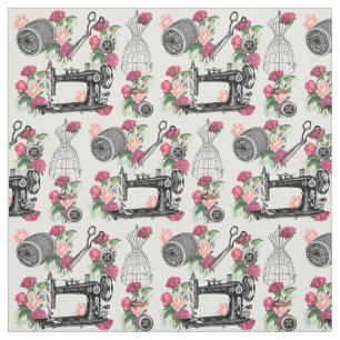 Cru cousant le tissu rose de roses
