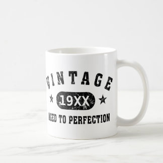 Cru noir des textes âgé dans la tasse de