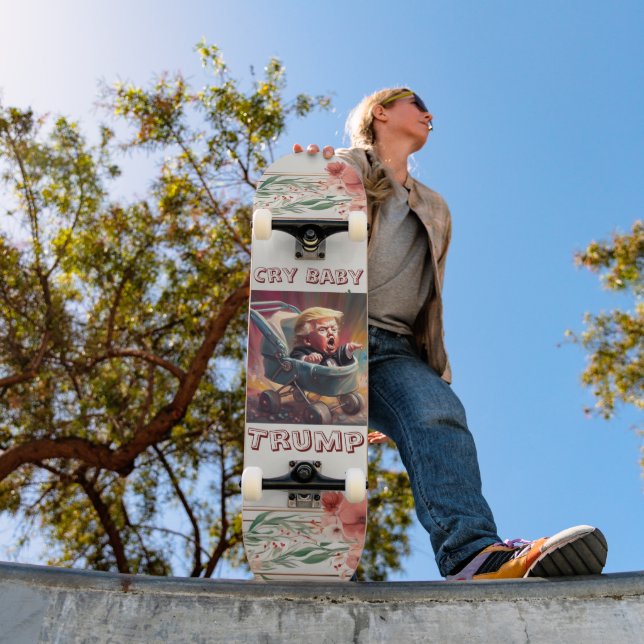 Cry Baby Trump Skateboard (Extérieur 1)