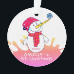 Cue Snowman Pink Baby`s First Christmas<br><div class="desc">Le mignon Snowman rose bébé`s premier ornement de Noël. Un mignon bonhomme de neige souriant avec un flocon de neige sur le nez. L'arrière - plan est de couleur rose avec des flocons de neige blancs. Personnalisez facilement avec votre nom et votre année de naissance.</div>