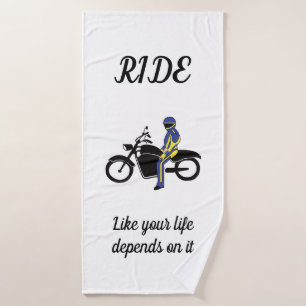 Cuirs bleus et jaunes à une course de moto