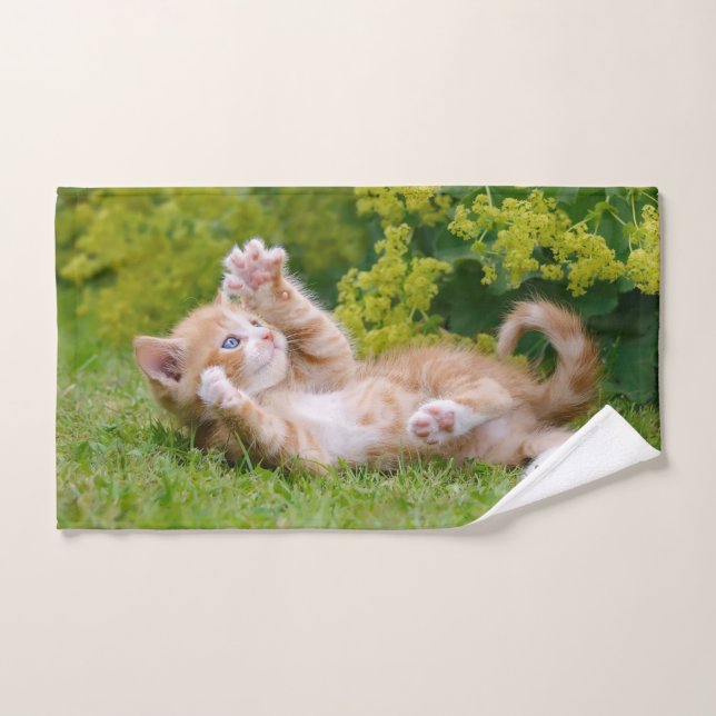 Cuisine drôle de chaton jouant dans un jardin fleu (Serviette à main)