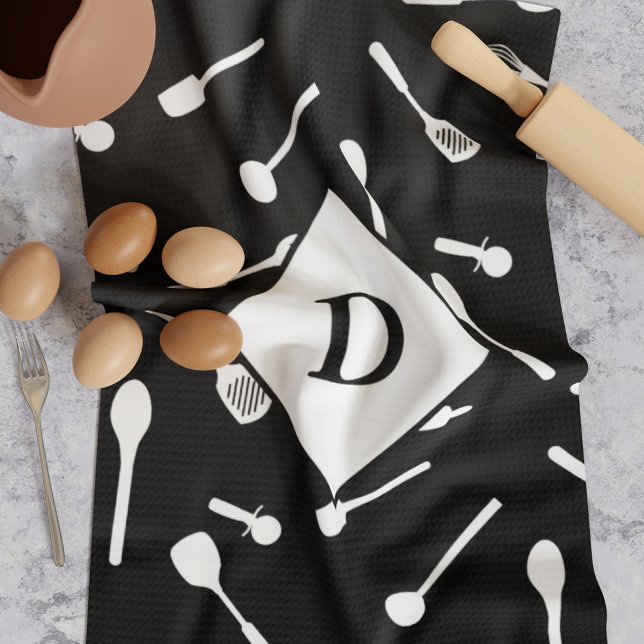 Cuisine papa Monogramme Serviette de cuisine noire (A fun kitchen towel for your Baking Dad or Mom. Just add their initial)