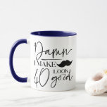 Custom I Make 40 Look Good Men's 40th Birthday Mug<br><div class="desc">Célébrez le grand 4-0 style avec notre coutume "I Make 40 Look Good" 40th Birthday Mug for Men. Cette tasse d'anniversaire humoristique et personnalisée est la meilleure façon de marquer cette occasion importante. Fabriquée en céramique de haute qualité, cette tasse est à la fois élégante et fonctionnelle. Customisez-le avec le...</div>