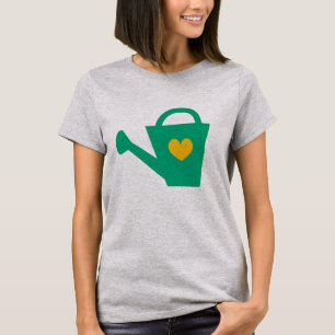 Cute arrosoir avec t-shirt de coeur pour jardinier