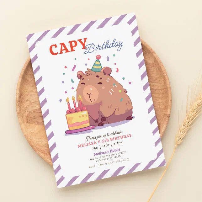 Plat poser avec enveloppe bleue et invitation d'anniversaire mock up