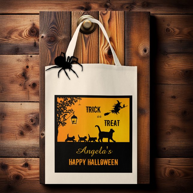 Cute Cat Famille Halloween Traite Sac (Fun Halloween treats bag featuring a cute cat family on a spooky night with a witch)