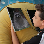 Cute Forest Raccoon Photo Faune<br><div class="desc">Ce planificateur calandar mensuel/hebdomadaire garde toutes vos activités et vos horaires à venir organisées en un seul endroit pratique et présente l'image photo d'un joli Raccoon de forêt posant pour la caméra. Sélectionnez votre style de planificateur,  taille et couleur de fil.</div>
