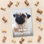 Cute Funny Paw Hum Carlin chien animal Carte photo<br><div class="desc">Ce carte photo de vacances mignon et amusant présente un message de bienvenue qui dit "Carlin Paw Hum" en blanc sur une photo verticale complète. Un design parfait pour un propriétaire de carlin ! L'arrière dispose d'un simple motif à rayures en diagonale rouge et blanc. Pour customiser cette conception plus...</div>
