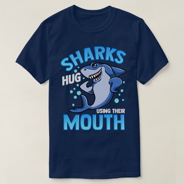 Cute & Funny Sharks Hug Using Their Mouth Pullover (Design devant)