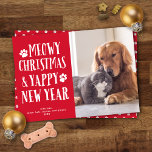 Cute Funny Type Animal Chien   Chat Carte photo de<br><div class="desc">Ce carte photo de vacances est spécialement conçu pour le fier propriétaire de l'animal ! Il présente un accueil fantastique "Meowy Christmas & Yappy New Year" avec des empreintes de pattes. La couleur de l'arrière - plan peut être changée en n'importe quelle couleur que vous souhaitez à l'aide du menu...</div>