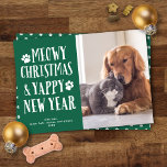 Cute Funny Type Animal Chien   Chat Carte photo de<br><div class="desc">Ce carte photo de vacances est spécialement conçu pour le fier propriétaire de l'animal ! Il dispose d'un arrière - plan vert foncé et d'un accueil fantaisiste "Meowy Christmas & Yappy New Year" avec des empreintes de pattes. Cette conception s'adapte à une seule photo verticale. Sur l'arrière, vous trouverez un...</div>