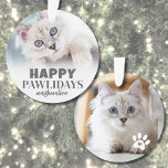 Cute Kitty Chat Photo Joyeux Pawlidays<br><div class="desc">Personnalisé "Happy PAWlidays" Cat Photo Ornement. Apportez un peu de gaieté et d'humour de vacances à votre décor avec ce joli ornement de chat, parfait pour ceux qui ont un chaton espiègle, un chaton sassy, ou un chaton adoré. L'avant présente le texte festif "Happy PAWlidays" comme une tournure ludique sur...</div>