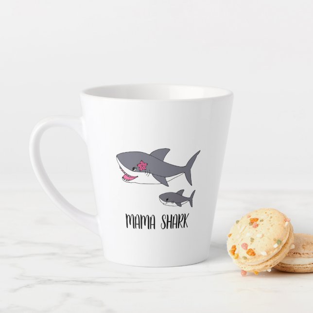 Cute Mama Shark et Baby Shark Latte Mug (En situation)