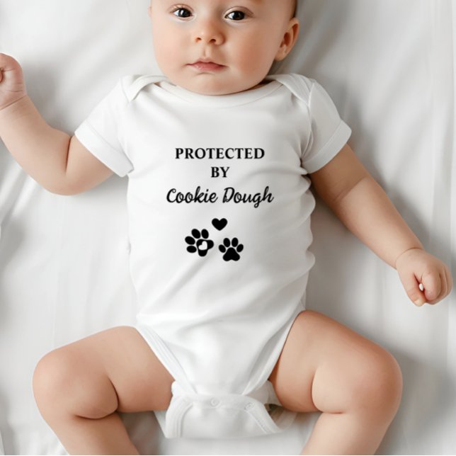 Cute personnalisée protégé par un chien (Adorable baby bodysuit with "Protected by (Dog's Name)" design, featuring hearts and paw prints.)