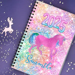 Cute rose arc-en-ciel unicorn Parties scintillant<br><div class="desc">Faites revenir à l'école s'amuser avec ce Cute personnalisé 2025 planificateurs de nouvelle année, . Il est conçu avec élégante gouttes de parties scintillant irisée girly dans la conception de couleurs unicorne arc-en-ciel rose. Pour le rendre plus spécial, il est également monogrammé et personnalisé avec le nom ou les initiales...</div>