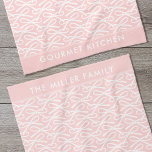 Cute Rose Bow Nom Personnalisé Serviettes de cuisi<br><div class="desc">Créez votre propre serviette de cuisine personnalisée avec un joli design d'arc en ruban. Une motif simple et élégante, avec une palette de couleurs rose et blanc. Il est facile de personnaliser avec votre nom ou vos mots préférés, et fait un beau cadeau de cuisine pour les amis et la...</div>
