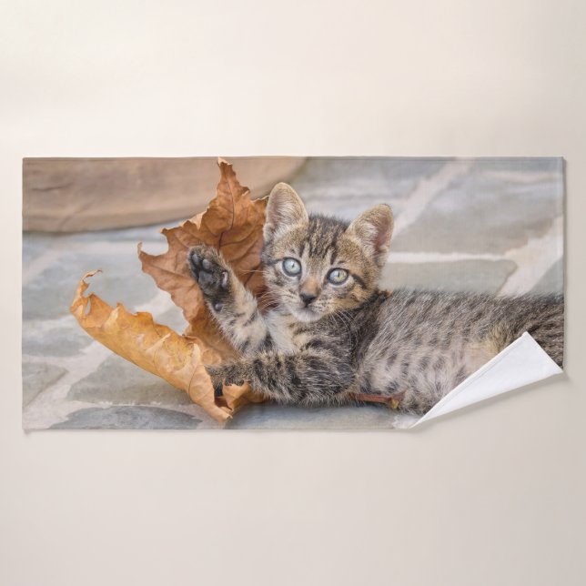 Cute Tabby Chat Kitten Jouer avec une feuille - (Serviette de bain)