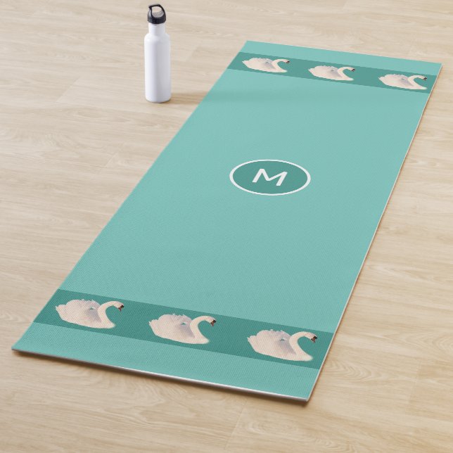 Cygnes Élégants & Monogramme sur Tapis de Yoga Sar (En situation)