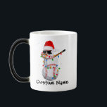 Dabbing Père Noël Snowman Baseball Christmas Mug<br><div class="desc">Vous cherchez un cadeau de Noël parfait pour un amoureux du baseball? Ne cherchez pas plus loin que notre bonhomme de neige Père Noël personnalisé en train de jouer au baseball ! Cette tasse unique est parfaite pour tous ceux qui aiment un bon chocolat chaud ou café le jour de...</div>