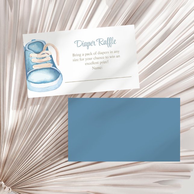 D'accompagnement Carte de fermeture à rabat pour bébé Blue Baby Sho (Blue Baby Shoes Diaper Raffle Enclosure Card on a white dry palm leaf.)