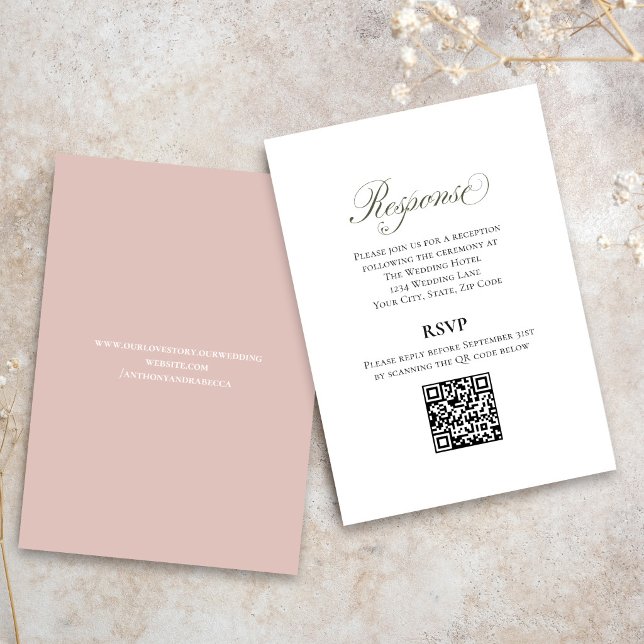 D'accompagnement Carte de réponse de mariage à code QR avec écritur (Elegant blush pink wedding RSVP card with QR code for easy online guest responses.)