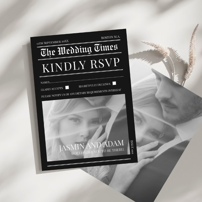 D'accompagnement Carte de réponse de mariage moderne noir et blanc  (Newspaper Black Dark Mode Photo Wedding RSVP Enclosure Card)