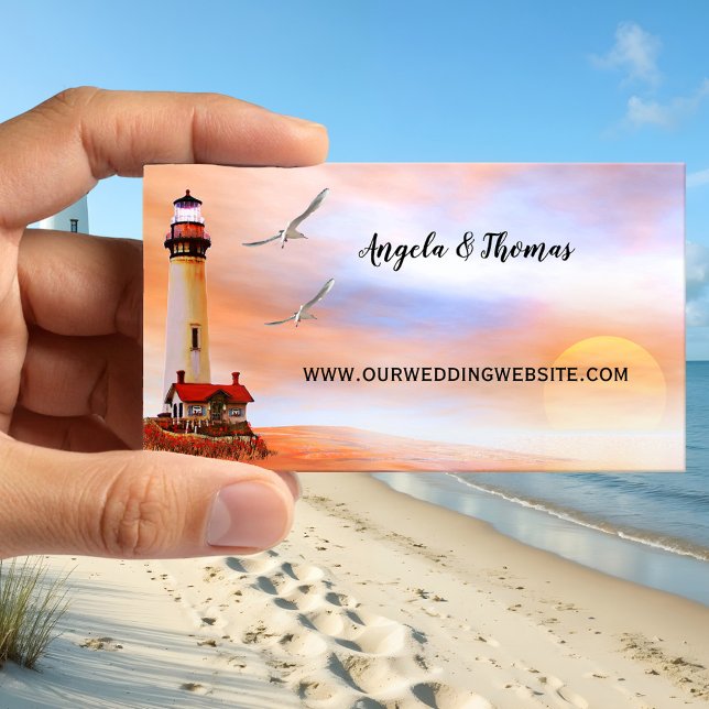 D'accompagnement Carte de visite du site Web de mariage de Lighthou (Wedding website business card featuring a painting of a lighthouse at the beach at sunset)