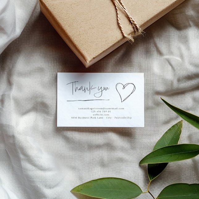 D'accompagnement Coeur tiré à la main merci carte de boîtier client (Minimalist thank you card with heart and contact details on kraft gift box.)