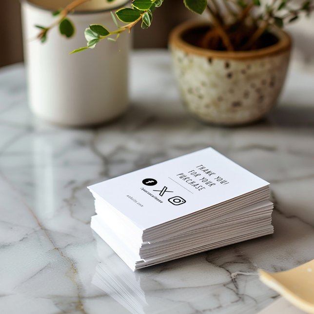 D'accompagnement Média sociaux, carte d'insertion noir et blanc (Modern black business cards, a simple black logo that says "Business name" and social media icons)