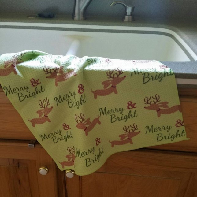 Dachshund Noël Joyeux plat serviette de cuisine (Merry & Bright Dachshund Christmas Dish Towel - Hostess or white elephant gift ideas)