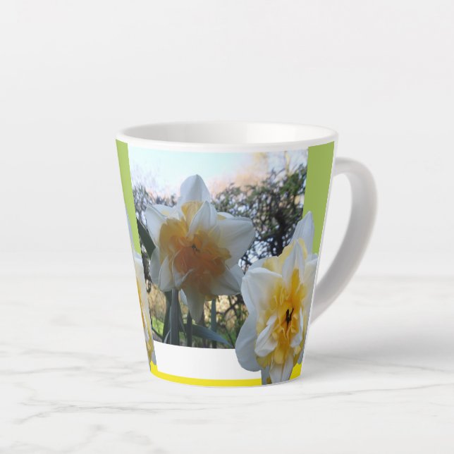 Daffodiles doux désir Design Latte Mug (Angle droit)