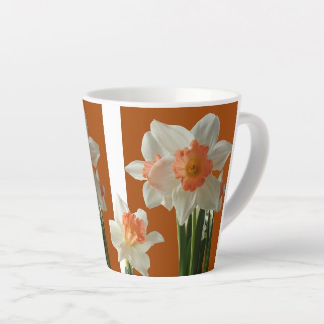 Daffodiques de charme rose Design Latte Mug (Angle droit)