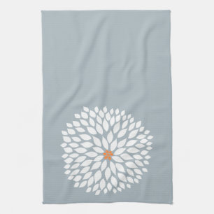 Dahlia blanc sur la serviette de cuisine grise