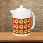 Dahlia jaune motif floral sur rouge<br><div class="desc">Théière en céramique blanche avec couvercle qui présente l'image d'une fleur Dahlia jaune sur un arrière - plan rouge et imprimé dans un motif extensible. Un design floral et amusant !</div>
