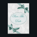 Damask and Bows 80th Birthday Save The Date<br><div class="desc">Elégante personnalisée / personnalisée personnalisée 80e anniversaire fête Enregistrer la date invitations de la fête pour femmes. Belle classe ornée blanc floral et tourbillonne damask motif arrière - plan avec joli, mignon et élégant coin turquoise bleu / turquoise dentelle et arête des images imprimées. Sur le dos des invitations se...</div>