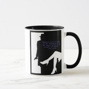 Dame et une tasse de porte