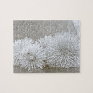 Dandelions flottants sur le puzzle de "l'eau"