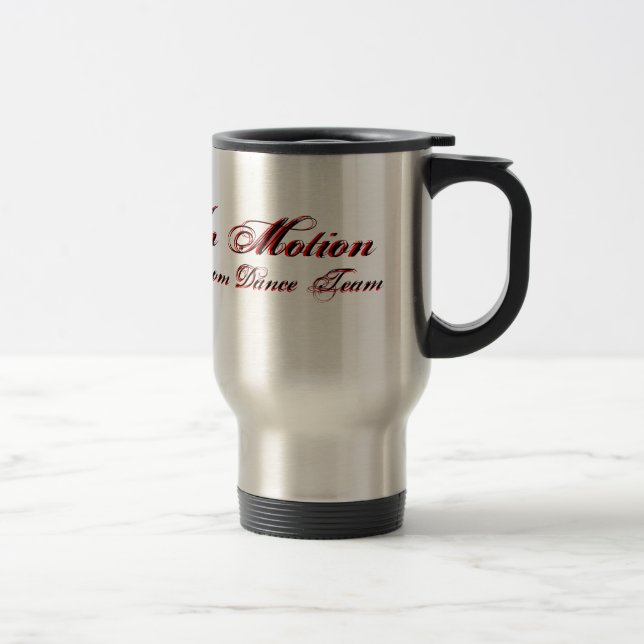 Dans la tasse de voyage de mouvement (Droit)