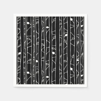 Dans les serviettes en papier blanc en bois