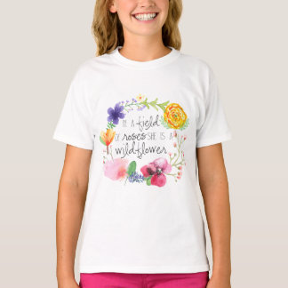 Dans Un champ de Rose, elle est une T-shirt Fleur