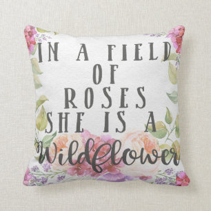 Dans un domaine des roses elle est un coussin de