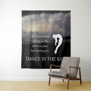 Danse dans la tapisserie de la pluie