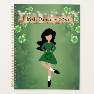 Danse irlandaise avec cheveux noirs et danses de c