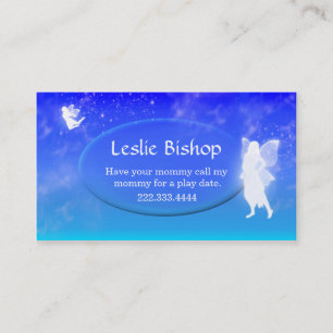 D'appel Des fées éclatantes sur la carte de jeu bleue