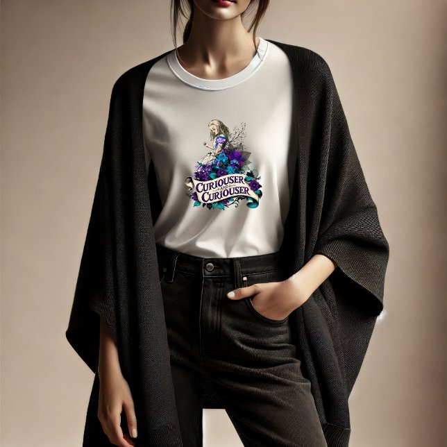 Dark Alice Curiouser and Curiouser T-Shirt (Créateur téléchargé)
