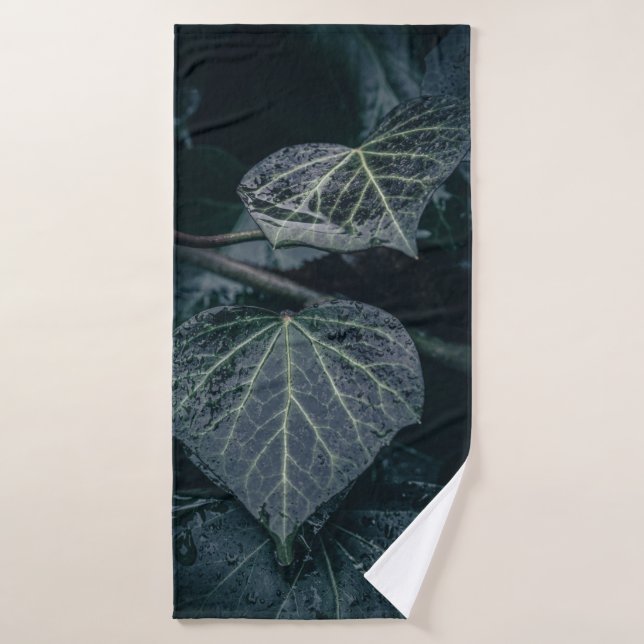 Dark Moody Ivy Nature Photo (Serviette de bain)